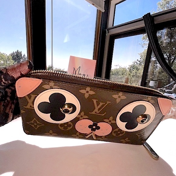 Louis Vuitton: Dog Zippy Monogram LV Leather Clutch Wallet - Picture 16 of 16